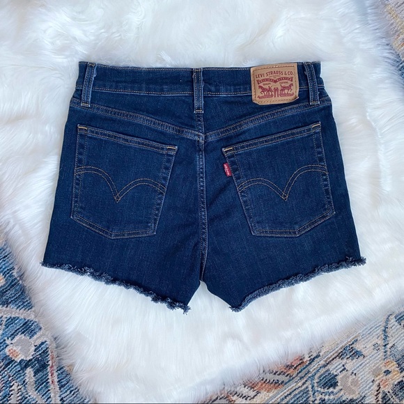 LEVI’S Women’s Size 28 High Rise Shorts Dark Wash - Picture 1 of 12